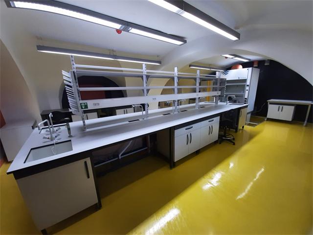 Laboratorijski namještaj